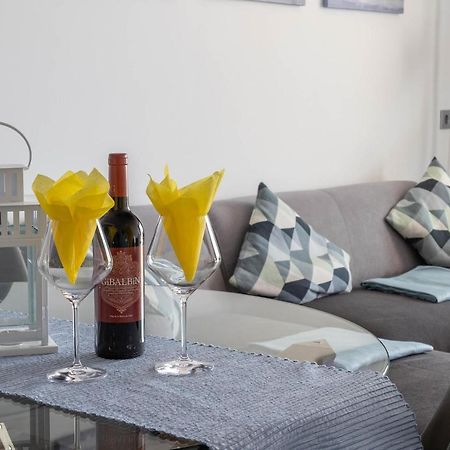 Apartment Arce Frontline Seaview نيرخا المظهر الخارجي الصورة